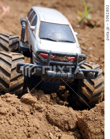 砂地を走破するビッグフット ラリー車の写真素材