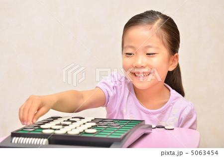 オセロを楽しむ女の子 5063454