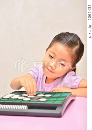 オセロを楽しむ女の子 オセロを楽しむ女の子 5063455