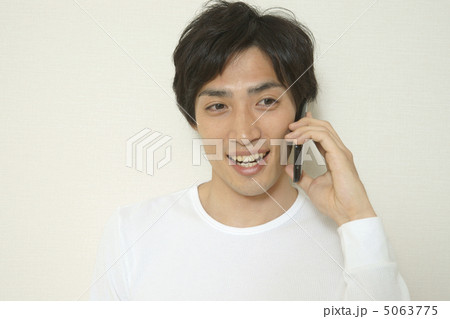 若い男性(スマホ) 若い男性(スマホ) 5063775