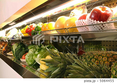 新鮮野菜 果物 陳列棚 りんご レタス オレンジ グレープフルーツ バナナ パイナップル パプリカ の写真素材
