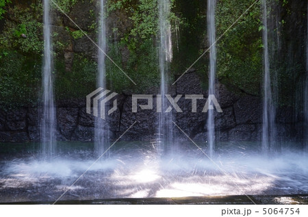 霊験あらたかな修行の滝 5064754