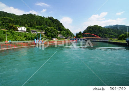 豊富な水を流す黒部川の合口用水 5064760