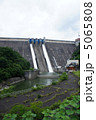 草木ダムクレストゲートからの放流2本縦位置 5065808