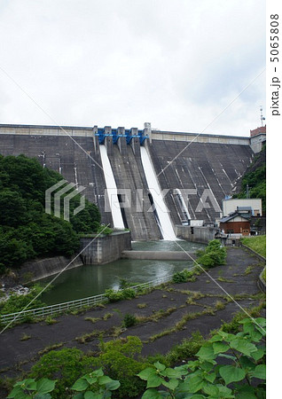 草木ダムクレストゲートからの放流2本縦位置 草木ダムクレストゲートからの放流2本縦位置 5065808