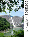 草木ダムクレストゲートからの放流１本縦位置 5065809