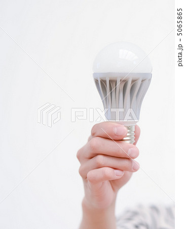 LED電球持つ 5065865