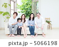 3世代家族イメージ 5066198