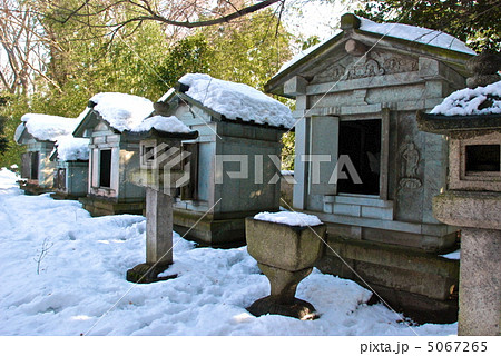 雪化粧した「前田利長公・織田信長公御分骨廟」（瑞龍寺／富山県高岡市関本町） 5067265