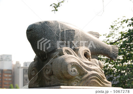 不忍池の弁天島に立つ「ふぐ供養碑」（上野恩賜公園／東京都台東区） 5067278