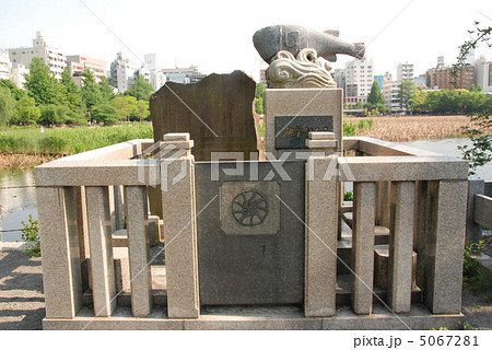 不忍池の弁天島に立つ「ふぐ供養碑」（上野恩賜公園／東京都台東区） 5067281