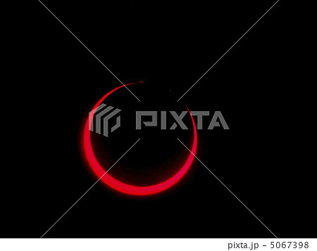 月の影からプロミネンスが覗く金環日食 倒立像 の写真素材