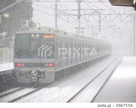 豪雪の日のｊｒ西日本 ｊｒ宝塚線 福知山線 松井山手行き後尾 ２０７系の写真素材