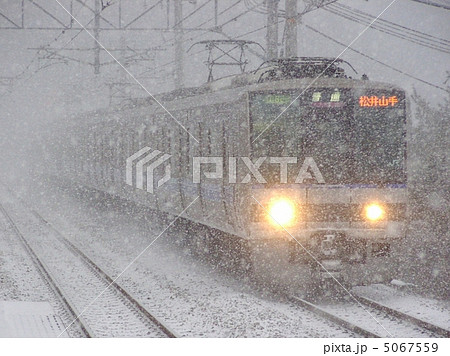 豪雪の日のｊｒ西日本 ｊｒ宝塚線 福知山線 松井山手行き ２０７系の写真素材