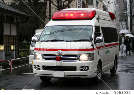 雨中の救急車 5068056