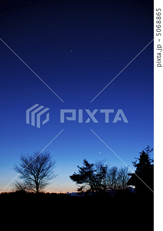 夕暮れの細い月と木星・金星 夕暮れの細い月と木星・金星 5068865