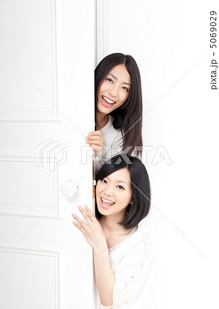 ドアと女性 ドアと女性 5069029
