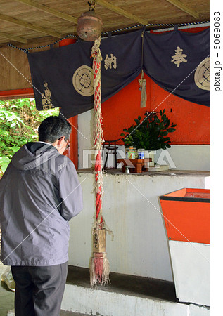 神社に参拝する初老の男性 5069083