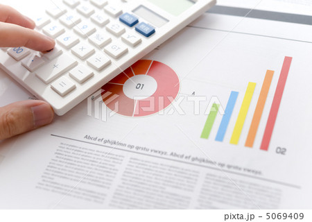 電卓と資料 5069409