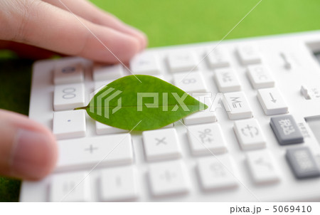 電卓と葉 5069410