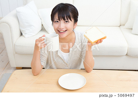 パンを食べる女性 5069497