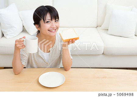 パンを食べる女性 5069498