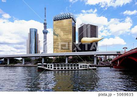 隅田川の遊覧船 道灌と東京スカイツリーと青空の写真素材