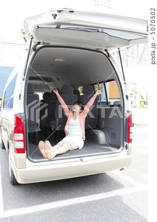 ミニバンと女性　モデル：大友　歩 5070502