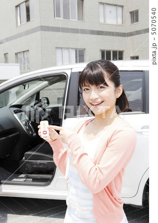 福祉車両と女性 モデル:大友 歩 福祉車両と女性 モデル:大友 歩 5070540