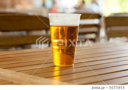 beer standing on a wooden table 5073955