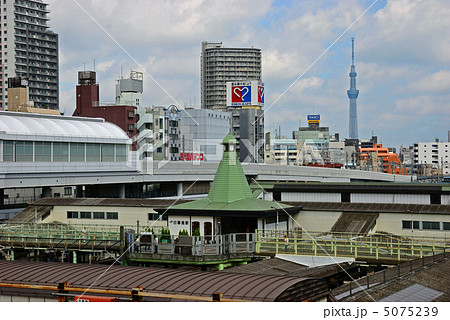 谷中散歩 日暮里駅と東京スカイツリーの写真素材