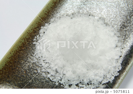 大粒の塩 5075811