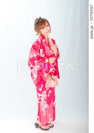 可愛いピンクの浴衣が似合う女の子の写真素材
