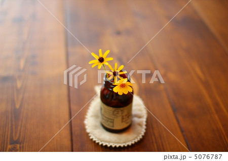 テーブルにお花 5076787