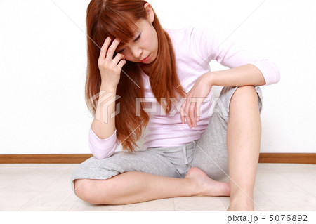 塞ぎ込む女性 5076892