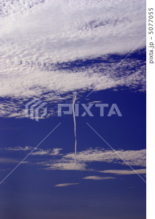 縦に伸びる雲。 5077055