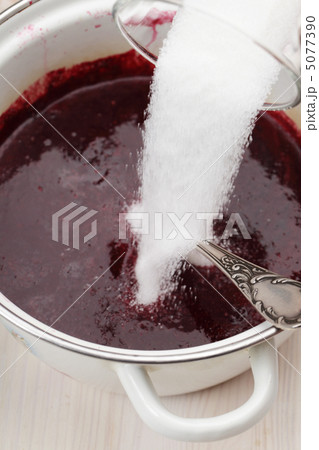 Cooking black currant jelly 5077390