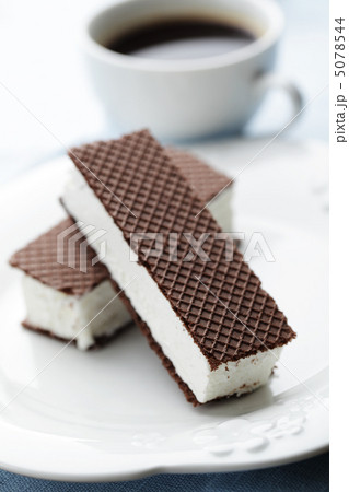 Ice cream sandwiches and coffee 5078544