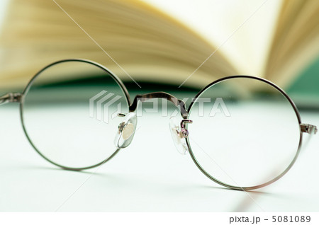丸メガネと本 5081089