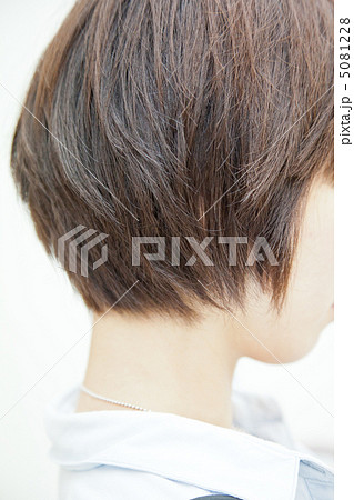 爽やかなショートカットの若い女性の写真素材