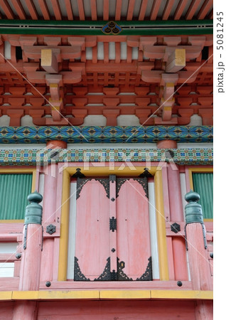清水寺の三重塔、組物と扉 5081245