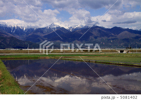 安曇野から望む常念岳 5081402