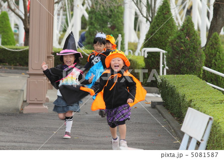 ハロウィンの仮装をした子どもたち 5081587