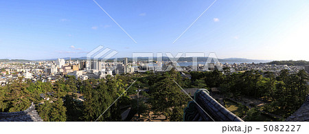 松江城天守閣から南方向「松江市街と宍道湖」を望む 5082227