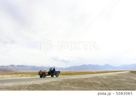 チベットの一本道を行く車 5083065