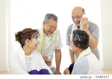 運動後の談笑 運動後の談笑 5088457