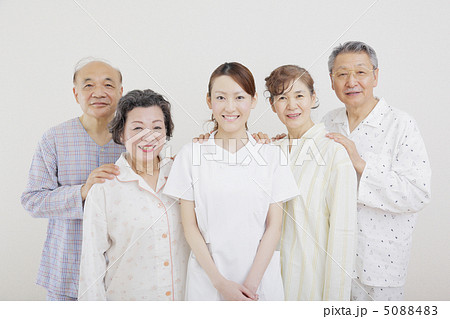 看護師と入院患者たち 5088483