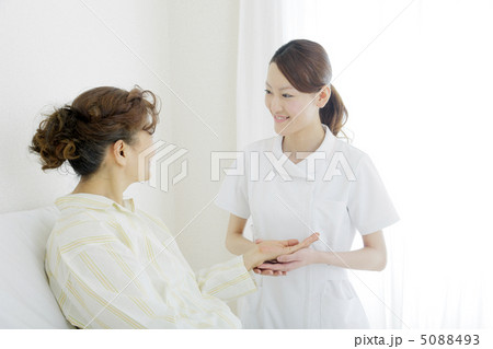 看護師と入院患者 看護師と入院患者 5088493