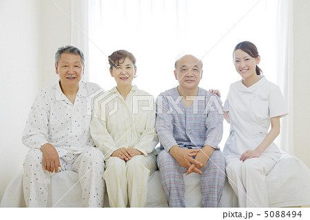 看護師と入院患者 5088494