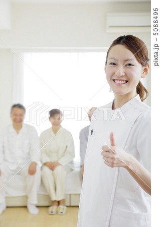 介護士と入居者 5088496